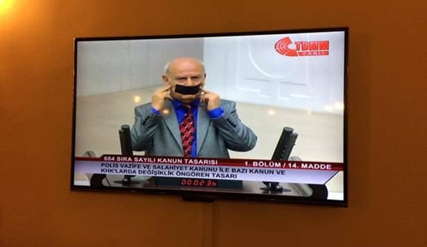 Bitlis Milletvekili Zenderlioğlu Mecliste Ağzını Bantladı