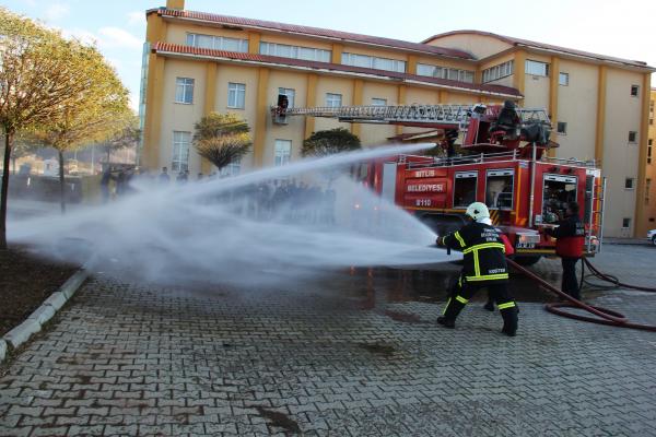Bitlis’te İtfaiye Ekipleri Yangın Tatbikatı Düzenledi