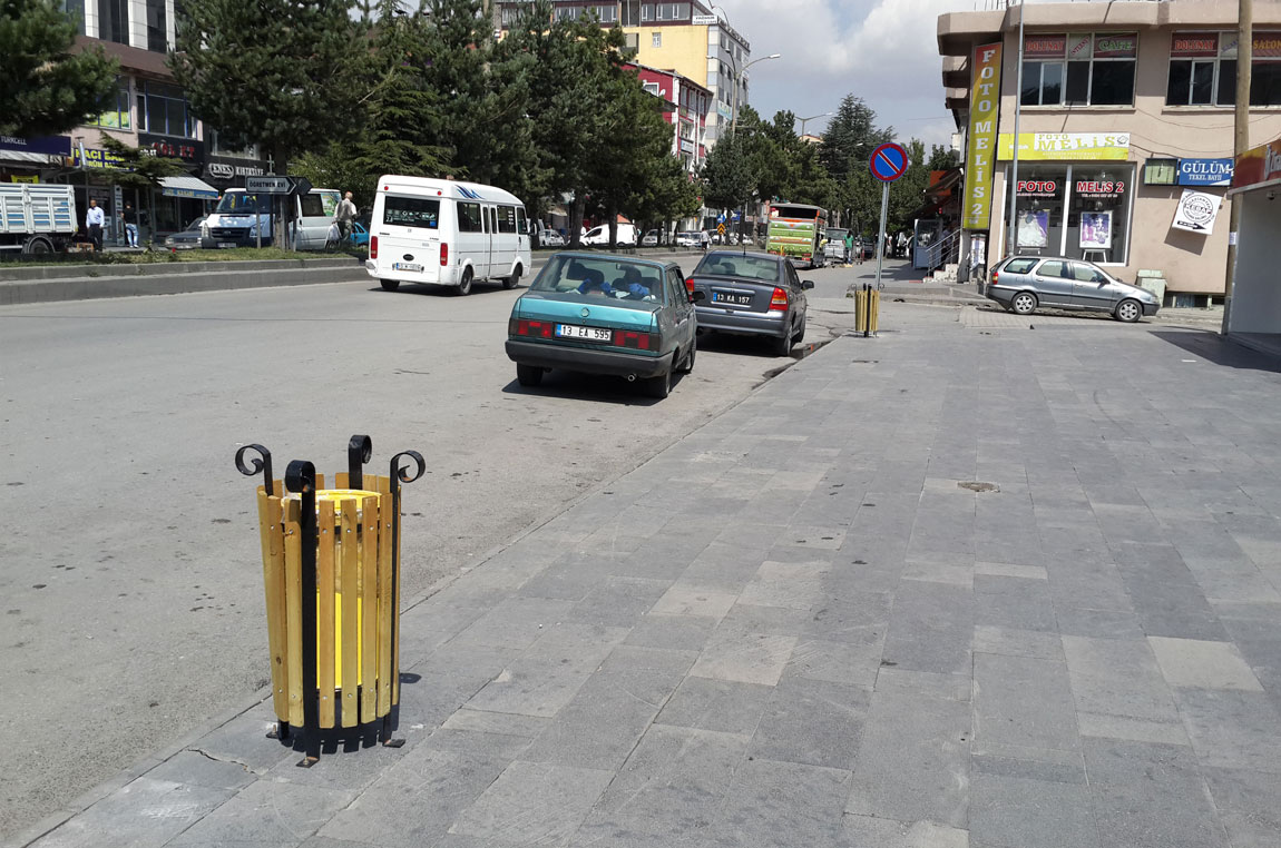 Tatvan’da Caddelere Yeni Çöp Kutuları Yerleştirildi