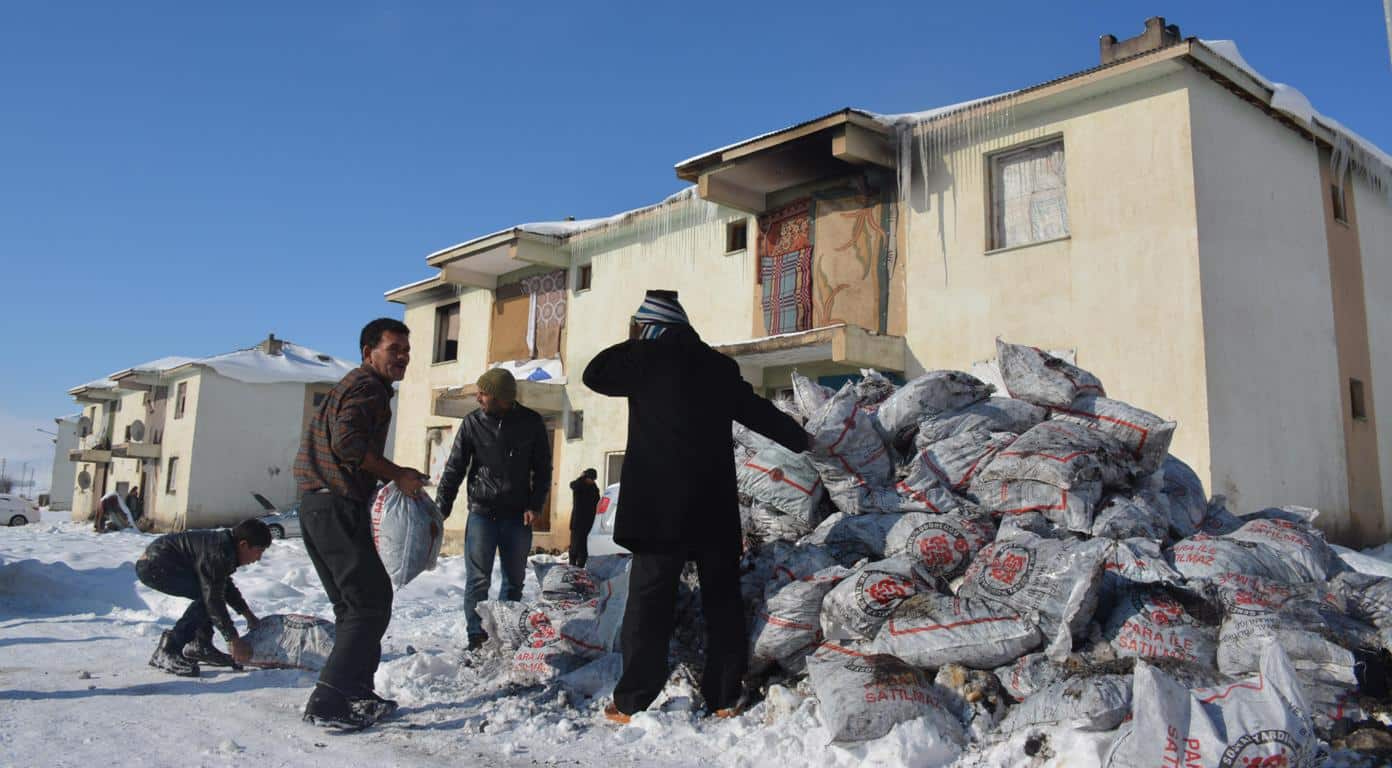 Tatvan’da Suriyeli Ailelere Kömür Dağıtıldı