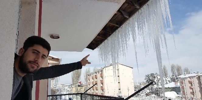 Çatılarda iki metrelik buz sarkıtları oluştu