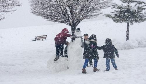 Çocuklar kar yağışını eğlenceye çevrildi