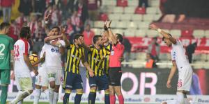Fenerbahçeli taraftarlar uçakta Cüneyt Çakır ve ekibini hedef aldı