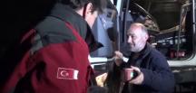 Zonguldak’ta yollunun açılmasını bekleyen sürücülere Kızılay tarafından kumanya dağıtıldı