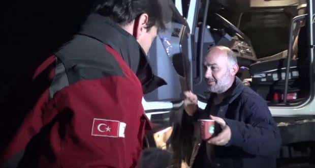 Zonguldak’ta yollunun açılmasını bekleyen sürücülere Kızılay tarafından kumanya dağıtıldı