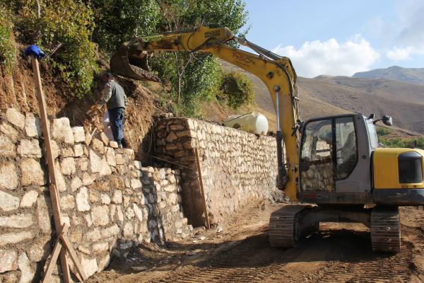 8 Ağustos Mahallesi’nde Yeni İstinat Duvarı Çalışmaları