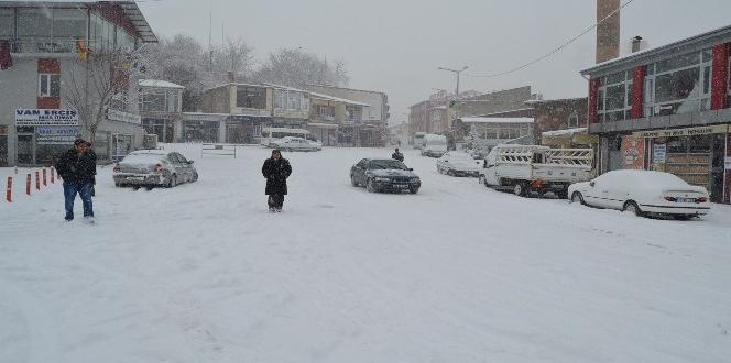 Adilcevaz’da okullar tatil edildi