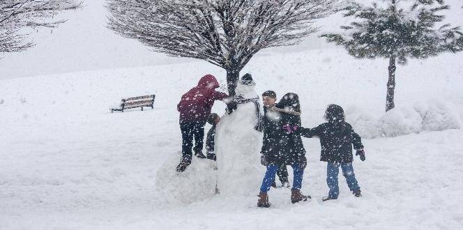 Çocuklar kar yağışını eğlenceye çevrildi