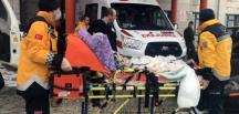 Karda mahsur kalan hastanın yardımına paletli ambulans yetişti haberi