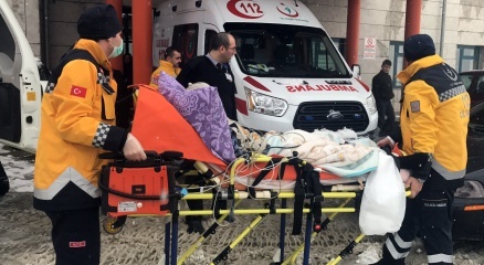 Karda mahsur kalan hastanın yardımına paletli ambulans yetişti haberi