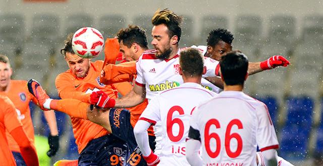 Medipol Başakşehir ve Sivassporlu futbolcular maça polis montu ve şapkasıyla çıktılar